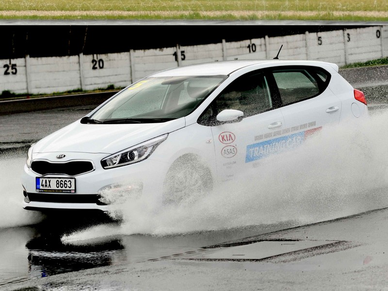 Kurzy bezpečné jízdy mosteckého autodromu lákají